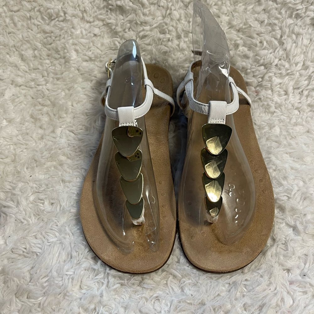 VIONIC  leather white T Strap thong sandals gold tone accents SZ 9